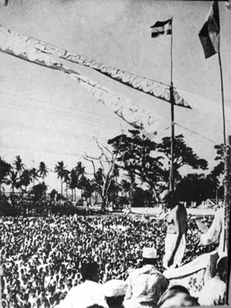 Gandhiji addressing at Park Circus in Calcutta on 15th August, 1947.jpg